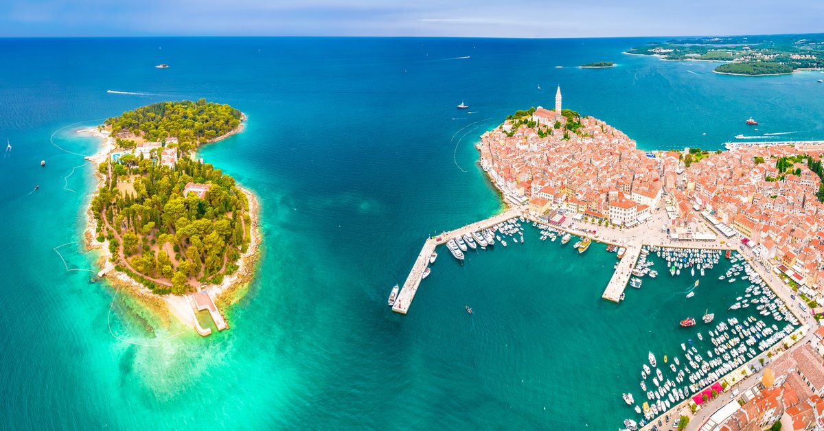 Letecký pohľad na Rovinj s ostrovčekom pred pobrežím