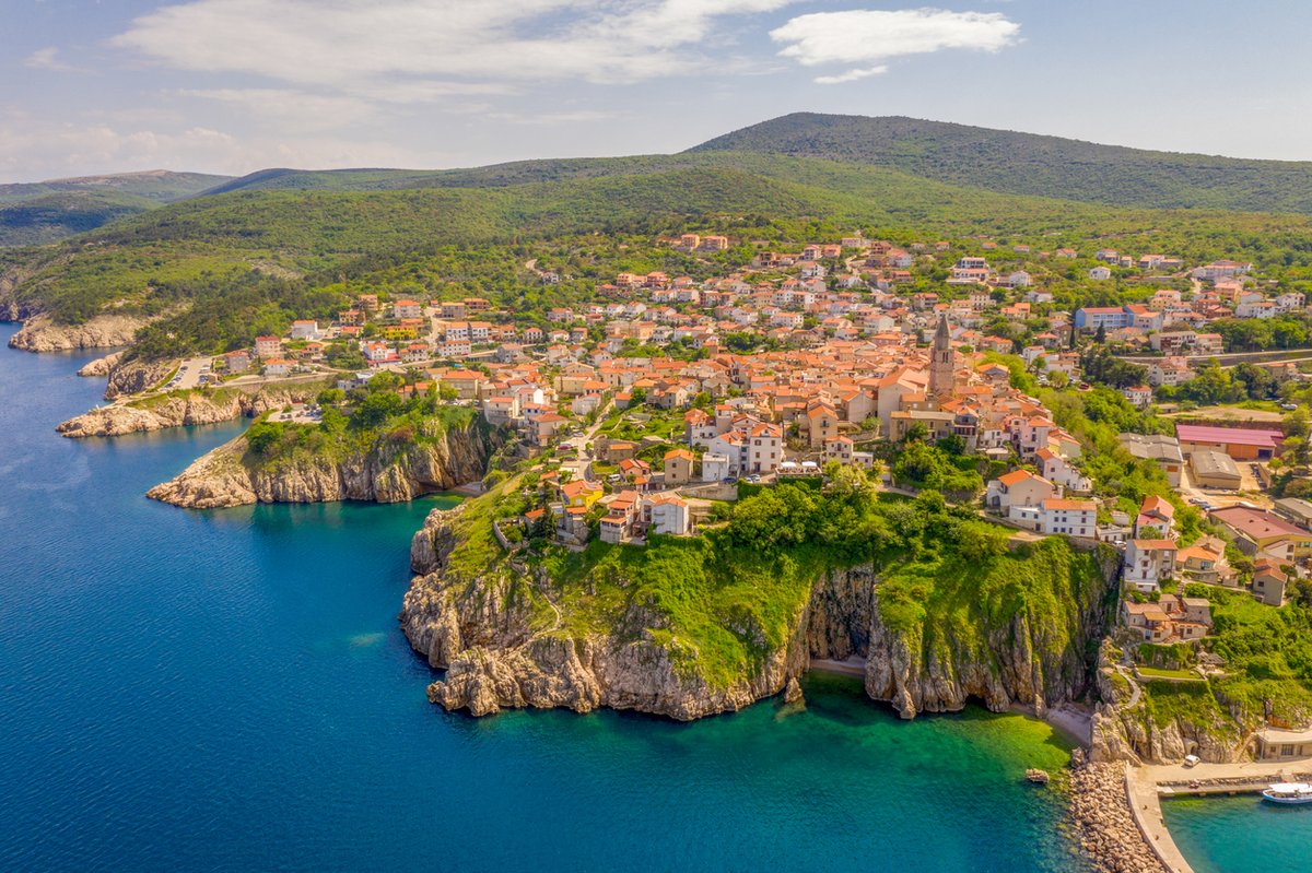 Prímorské mestečko Vrbnik na skale nad morom, ostrov Krk v Chorvátsku