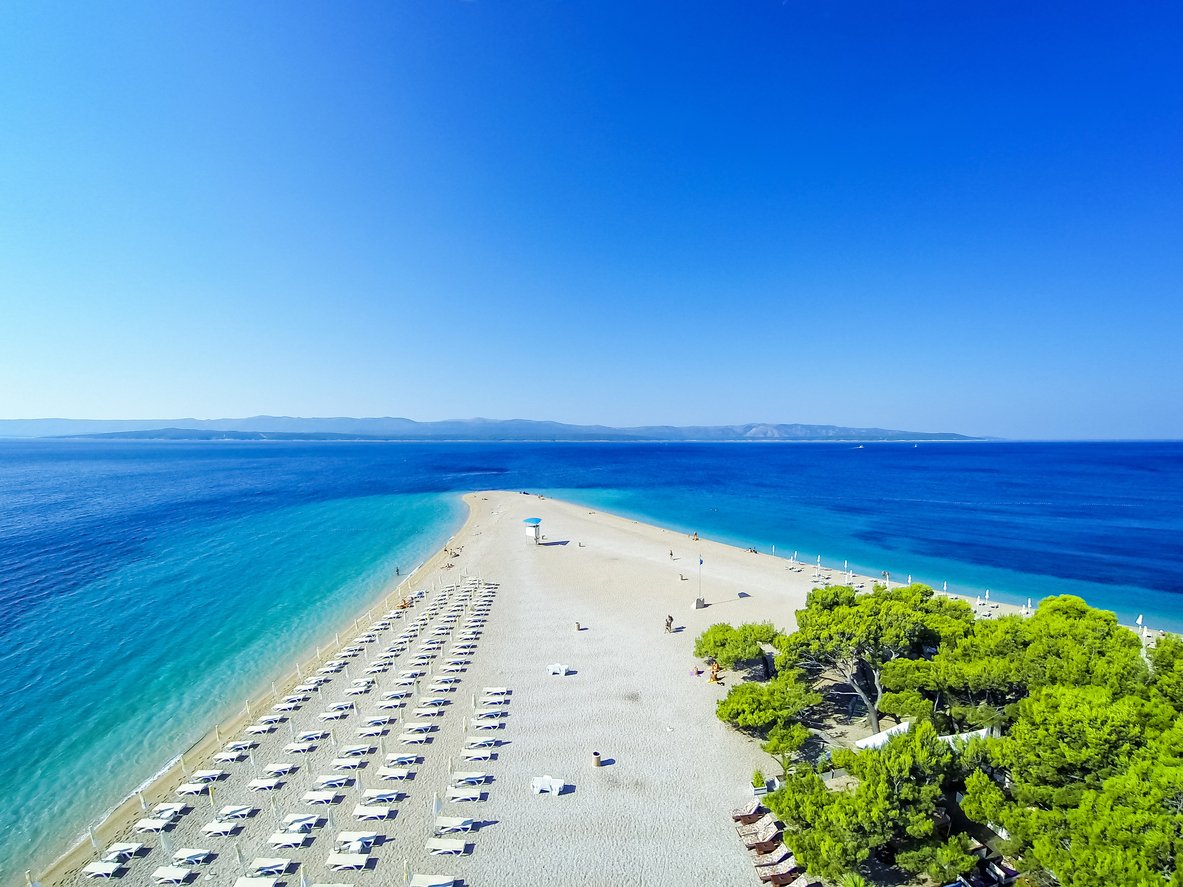 Pláž Zlatni Rat na ostrove Brac v Chorvátsku