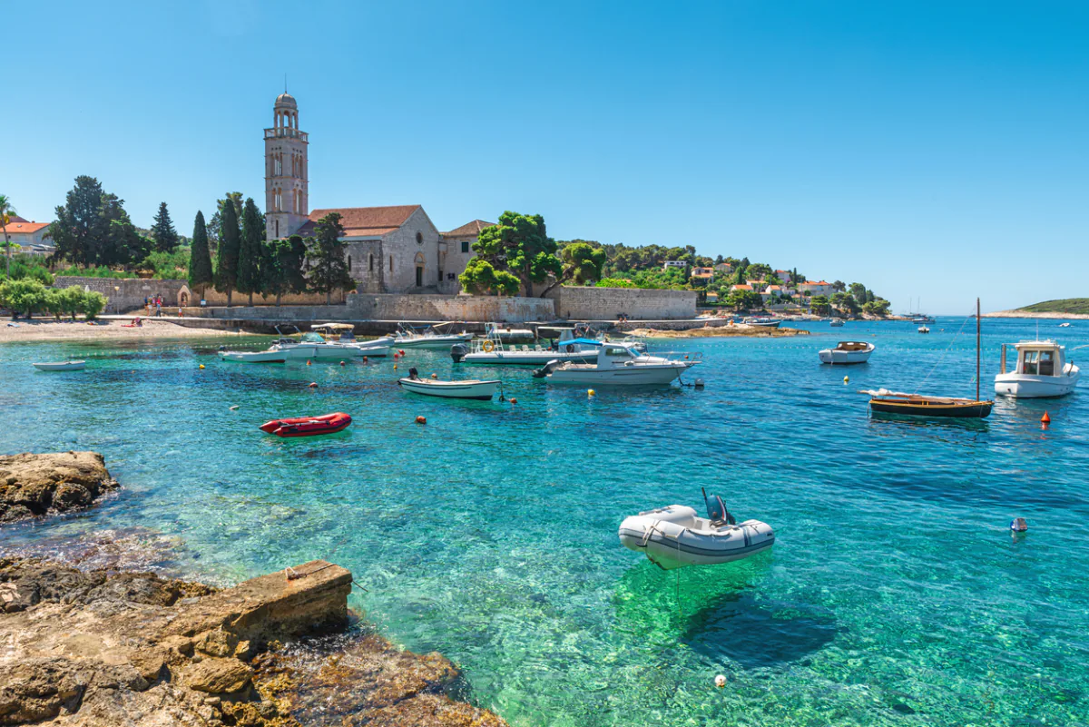 Kláštor pri mori na ostrove Hvar v Dalmácii