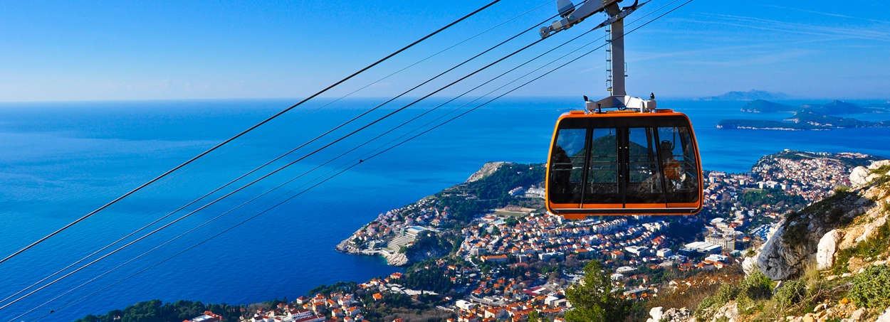 Nehnuteľnosti s výhľadom na more v Dubrovniku. Lanovka.